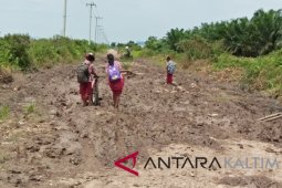 Jalan penghubung antardaerah Babulu-Long Kali rusak parah