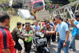 Jembatan ambruk