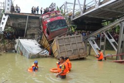 Evakuasi dump truck di Jembatan Widang terkendala crane