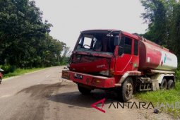 Serempet tanki, sopir truk batubara terjepit kabin