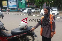 Juru parkir wanita ini mampu sekolahkan anak hingga lulus Akbid
