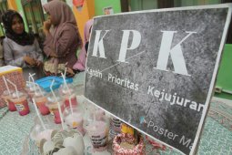 Mahasiswa UTU promosikan jajanan anti korupsi
