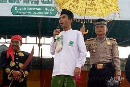 Kapolres Abdya payungi Ustad Somad