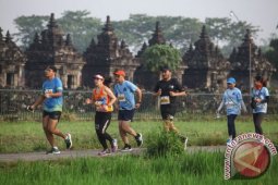 Rini Soemarno lepas peserta "Mandiri Jogja Marathon"