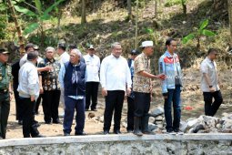 Kagum Proyek Padat Karya Tunai, Ini Pesan Jokowi ke Mendes