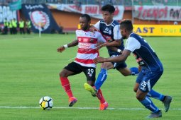 Persipura kalahkan Mitra, Madura ungguli Arema