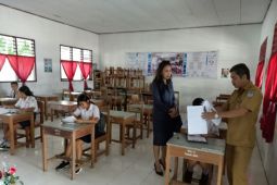 Wakil Ketua Komisi D pantau USBN hari pertama di SMP 10