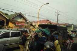 Patwal satpol PP Tapteng tabrak rumah