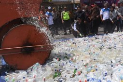 Ribuan liter minuman keras dimusnahkan