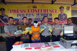 Pencetak dan Pengedar Uang Palsu di Jember Ditangkap (Video)