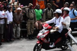 Presiden-Ibu negara keliling Asmat naik motor