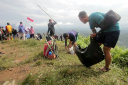 400 tourism activies clean up Bukit Jamur