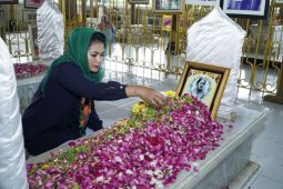 Mbak Puti Ziarah Makam Kartini di Rembang