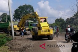 Jalan rusak menuju Candi Muarojambi diperbaiki