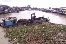Sungai Martapura Banjarmasin diserbu ratusan ton sampah