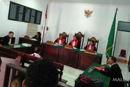 Hakim diminta bebaskan pengawas dana desa kilwaru