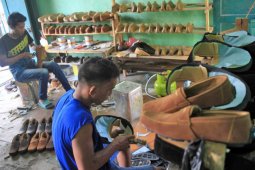 Kerajinan Tirai Sawit Lebak Bantu Atasi Kemiskinan