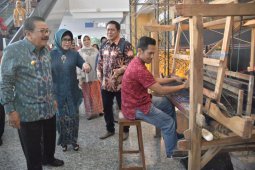 Pakde Karwo Ingatkan Perajin Batik Pertahankan Ciri Jatim
