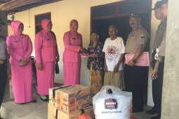 Polri dan Bhayangkari Baksos Bantu Korban Kebakaran