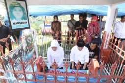 Khofifah-Emil Ziarah Makam Marsinah di Nganjuk