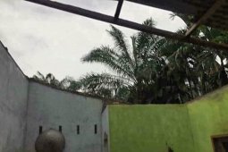 Hujan puting beliung rusak belasan rumah