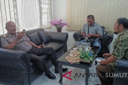 Bendera setengah tiang di Polsek Kualuhhulu