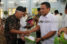 Dua ribuan guru ngaji dan bilal mayit dapat bantuan dari pemkab