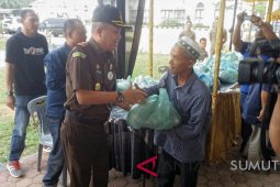 Kajari dan IJTI bagi paket sembako di Labura