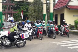 Tabalong workers give away food to orphanage