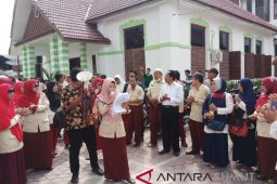 Ratusan guru tuntut revisi perwa