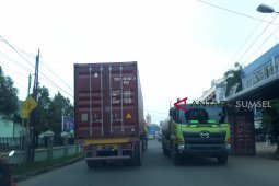 Truk tronton dilarang lewat  jalan protokol Kota Palembang
