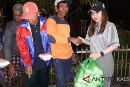 Peduli sesama, pengusaha muda ini sahur bersama abang becak di pinggir jalan