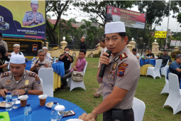 Wartawan dan polisi pupuk kepedulian bagikan takjil