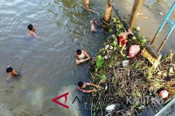Warga Benanga Samarinda masih buang sampah ke sungai