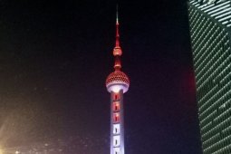 Menara Ikon Shanghai pun Bersuar Merah Putih