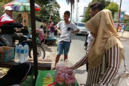 Pedagang bunga untuk ziarah di Perkuburan