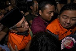 KPK perpanjang penahanan Wali Kota Kendari dan ayahnya