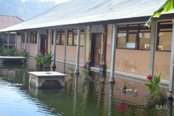 Disdikpora naikkan pondasi sekolah terendam air danau