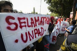 Aksi Tuntut Rektor Unpad