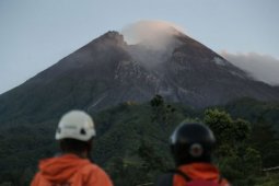 Gunung merapi kembali meletus Kamis pagi