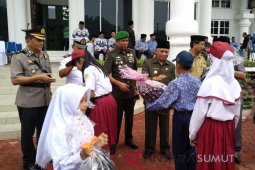 Pemkab Asahan berikan penghargaan dan bingkisan di Hardiknas