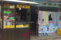 PT Timah bantu pedagang kuliner Pantai Matras