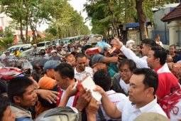Komunitas Wartawan Pengadilan Surabaya Bagikan Ribuan Takjil