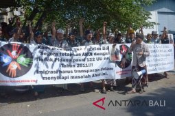 Puluhan pemandu wisata demo di kantor imigrasi