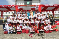 Pemberian hadiah lomba warnai Hardiknas