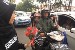"Save Pulau Laut" Bagikan Bunga Ke Pengguna Jalan