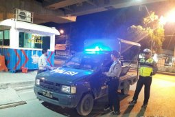Petugas Polsek Sigap Amankan Lokasi Ceceran Minyak