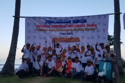 BKIPM Mataram ciptakan rekor makan ikan di atas skuter