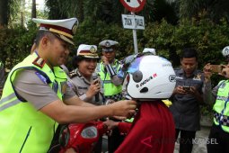 Dirlantas pimpin bagi-bagi helm standar