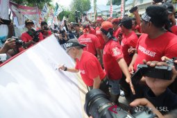 Ribuan Masyarakat Bubuhkan Tanda Tangan Tolak Tambang